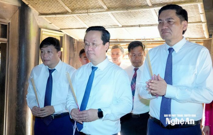 Các đồng chí lãnh đạo tỉnh Nghệ An dâng lễ, dâng hương tưởng niệm tại nhà cụ Nguyễn Sinh Sắc - thân sinh Chủ tịch Hồ Chí Minh. Ảnh: Phạm Bằng