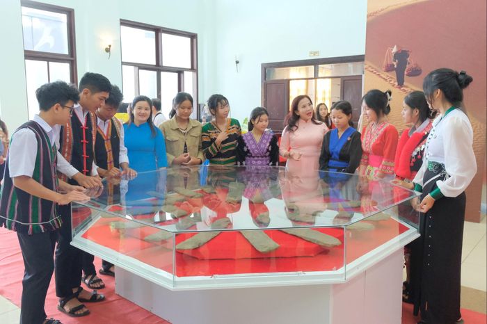 Các em học sinh trường PT DTNT N'Trang Lơng thích thú tham quan khu vực trưng bày Đàn đá Đắk Sơn (Ảnh Hương Ly)