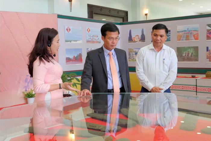 Lãnh đạo UBND tỉnh nghe thuyết minh về Đàn đá Đắk Sơn (Ảnh: Hương Ly)