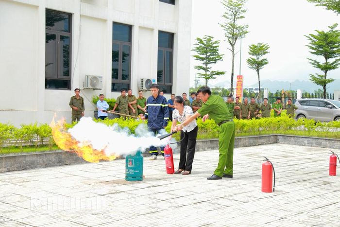 Cán bộ, chiến sĩ Phòng Cảnh sát PCCC và CNCH hướng dẫn sử dụng bình chữa cháy.
