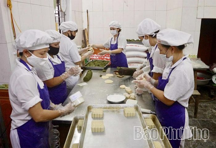 Các công đoạn làm bánh trung thu truyền thống của cơ sở sản xuất bánh kẹo Nam Hải, khu 9, phường Thanh Miếu được làm thủ công, tỉ mỉ.