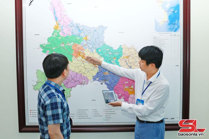 Cán bộ Sở Xây dựng tra cứu thông tin quy hoạch trên điện thoại thông minh.