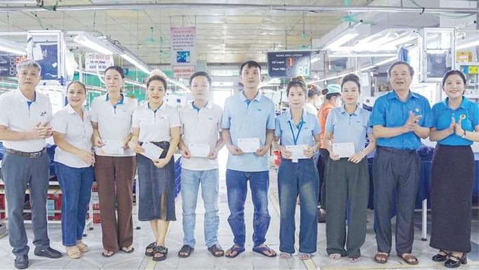 Trao thưởng thi đua "Lao động giỏi, lao động sáng tạo" ngay tại chuyền may