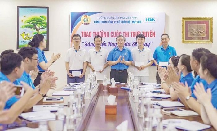 Cán bộ, đoàn viên, người lao động nhận thưởng cuộc thi “Sáng kiến hay - Chia sẻ ngay” do Công đoàn Công ty CP Dệt may Huế phát động