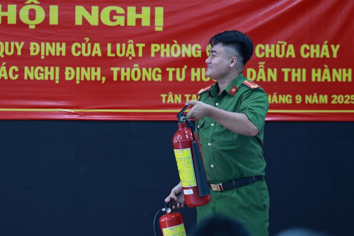 Báo cáo viên Đội CC&CNCH KV9 giới thiệu tới người dân các loại bình chữa cháy thông dụng trên thị trường cũng như hướng dẫn cách sử dụng bình chữa cháy đúng cách