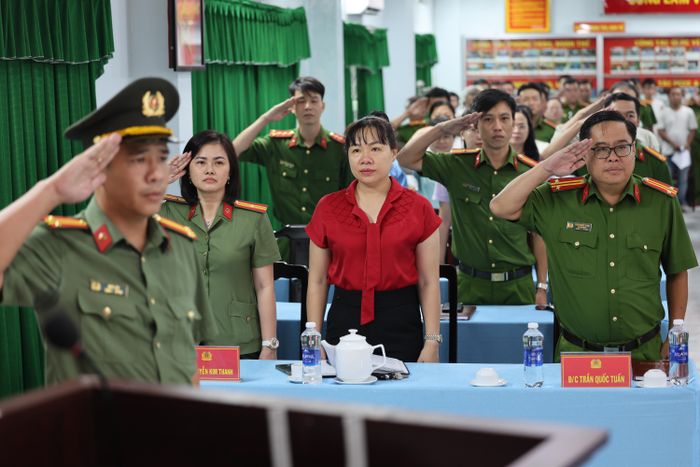 Các đại biểu thực hiện nghi lễ chào cờ