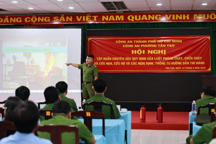 Cán bộ tuyên truyền sử dụng các đoạn phim, video clip thực tế để tăng tính thực tế cho các nội dung tuyên truyền