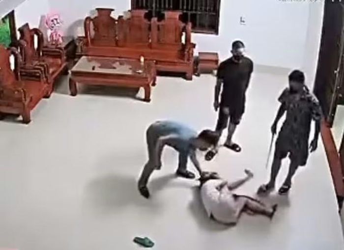Nhóm đối tượng Nguyễn Hữu Thành, Nguyễn Văn Ánh và Liễu Trường Giang hành hung chị Dịu (ảnh cắt từ clip)