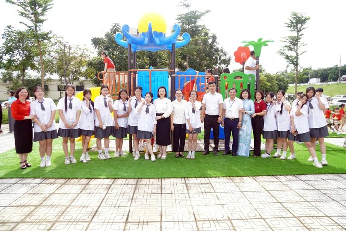 Tại buổi lễ khánh thành, Ủy ban MTTQ Việt Nam phường Long Biên đã trao 13 xuất quà cho gia đình và học sinh có hoàn cảnh đặc biệt khó khăn với tổng kinh phí 25 triệu đồng.