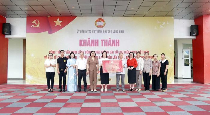 Các Bí thư Chi bộ, Tổ trưởng TDP, Trưởng ban công tác mặt trận tổ dân phố số 25, 26, 27 nhận trao tặng công trình “Sân chơi cộng đồng”.