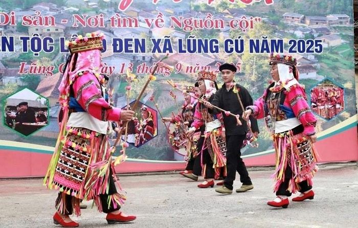 Năm 2015, Lễ cúng tổ tiên của người Lô Lô xã Lũng Cú có chủ đề “Di sản - nơi tìm về nguồn cội”. Ảnh: VH