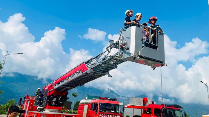 ... trải nghiệm xe thang cứu hộ.