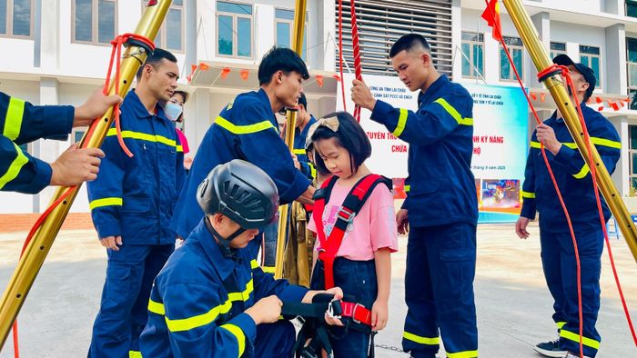 Con em cán bộ Trung tâm Y tế Lai Châu trải nghiệm cách sử dụng thiết bị cứu nạn, cứu hộ.