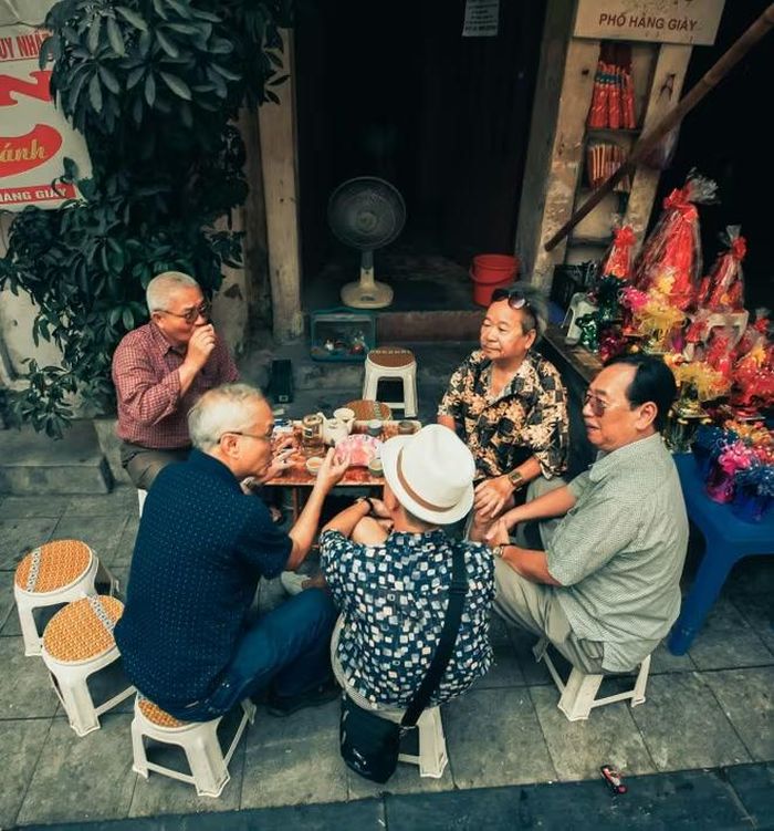 Câu chuyện bên chén trà sáng tưởng bình thường hóa ra lại không bình thường. Những người này thường tuổi cao nên khá quan tâm đến “tình hình thời sự”