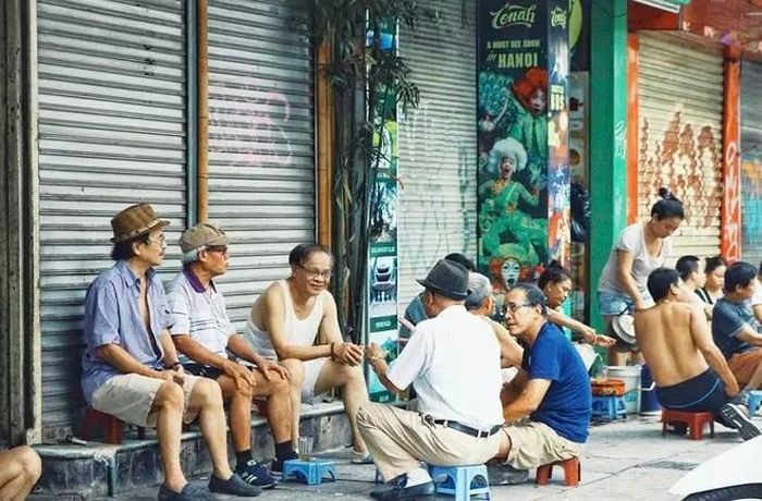 Trà đá vỉa hè Hà Nội bình dân