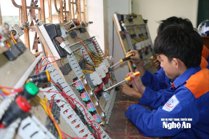Ngành điện, điện tử tại Trường Trung cấp KT- KT Hồng Lam. Ảnh: Thanh Nga