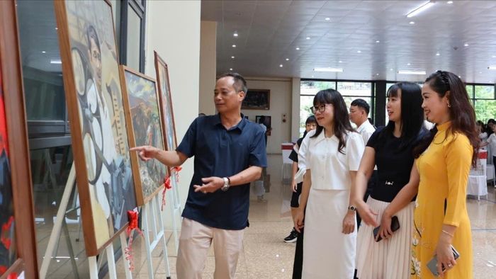  Các cuộc triển lãm mỹ thuật, nhiếp ảnh là cơ hội để hội viên quảng bá, giới thiệu tác phẩm (ảnh: Nguyễn Huyền). 