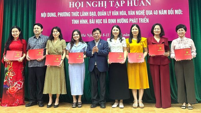  Hội viên nhận giấy chứng nhận tham gia khóa tập huấn về nội dung, phương thức lãnh đạo, quản lý văn hóa, văn nghệ qua 40 năm đổi mới. 