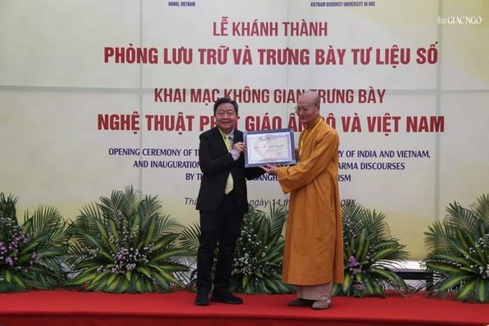 Đạo hữu Lê Văn Chính - con trai của cố Phật tử Tâm Đại Lê Văn Dũng nhận Bằng tuyên dương công đức