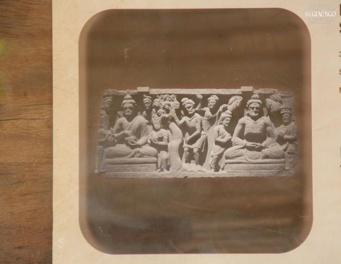 Dải phù điêu với hình ảnh Tất Đạt Đa tu khổ hạnh, thế kỷ III, chất liệu đá phi Gandhara hiện đang lưu giữ tại Bảo tàng nghệ thuật châu Á, Berlin