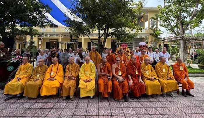 Chư tôn đức Việt Nam và các nước tham dự lễ khai mạc