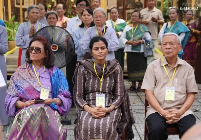 Ông Nguyễn Khoa Điềm và bà Shiva Rudrappa Deepa Ganiger tham dự lễ khai mạc