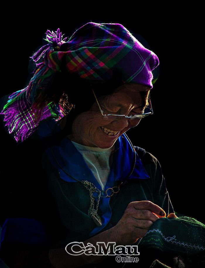 Thêu thổ cẩm.