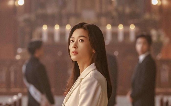  Ở tuổi ngoài 40, Jun Ji Hyun vẫn tỏa sáng với nhan sắc rạng rỡ và khí chất cuốn hút khó lẫn dù chỉ ăn vận đơn giản với âu phục và gương mặt trang điểm nhẹ. 