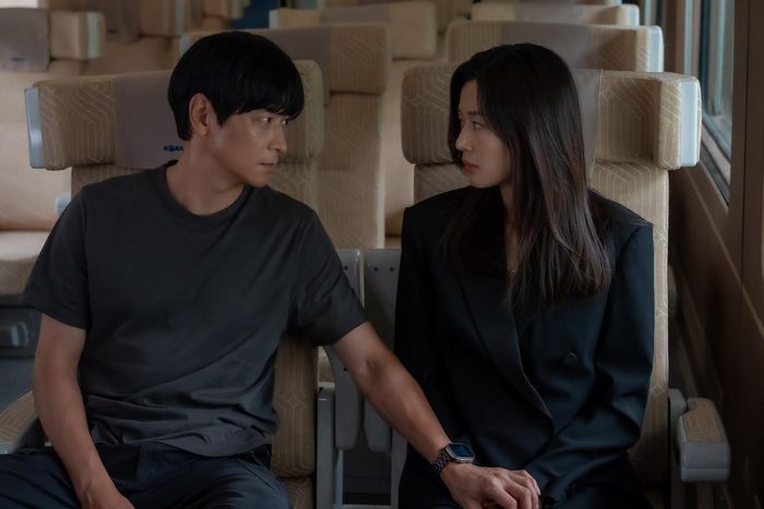  Các phân cảnh hợp tác với nam chính Kang Dong Won trong vai trò vệ sĩ đều được khen ngợi nhờ "phản ứng hóa học" tự nhiên và ăn ý. 
