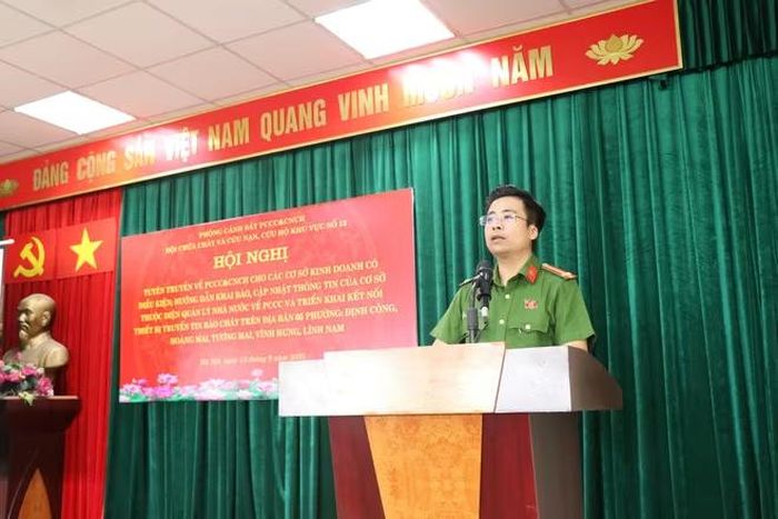 Trung tá Nguyễn Tuấn Dũng – Đội trưởng Đội Chữa cháy và CNCH khu vực số 12 phát biểu tại hội nghị