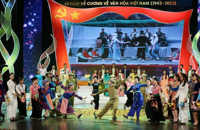 Chương trình nghệ thuật kỷ niệm 80 năm Đề cương về Văn hóa Việt Nam. Ảnh: TR.HUẤN