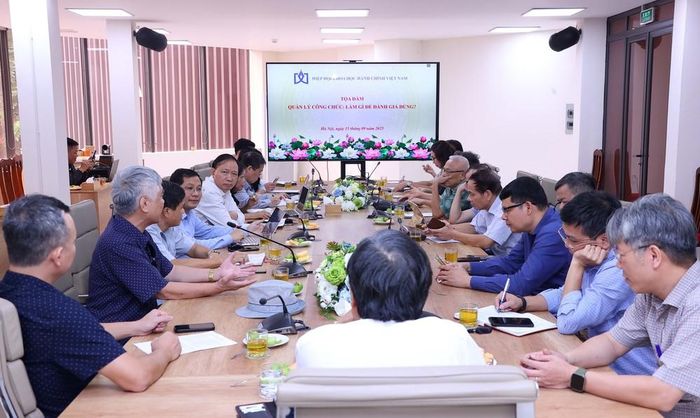 Tọa đàm về quản lý công chức. Ảnh: Văn Điệp – TTXVN