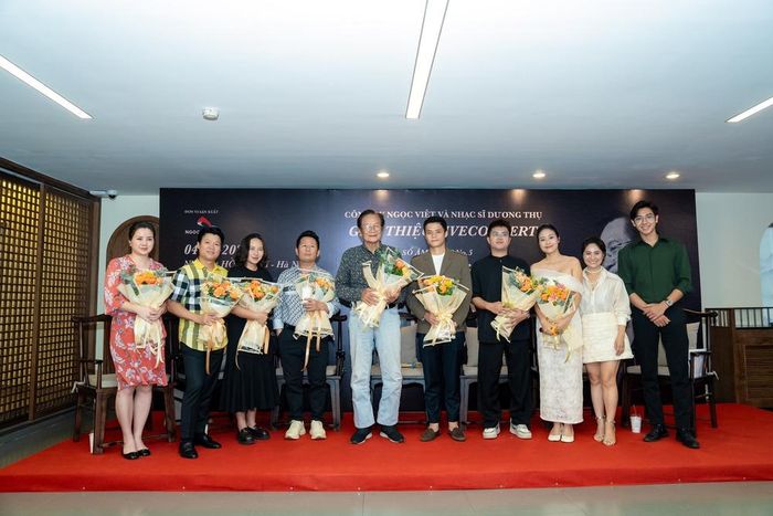 Nhạc sĩ Dương Thụ (quần bò xanh) với các nghệ sĩ và ê-kíp của "Cửa sổ âm nhạc số 5"