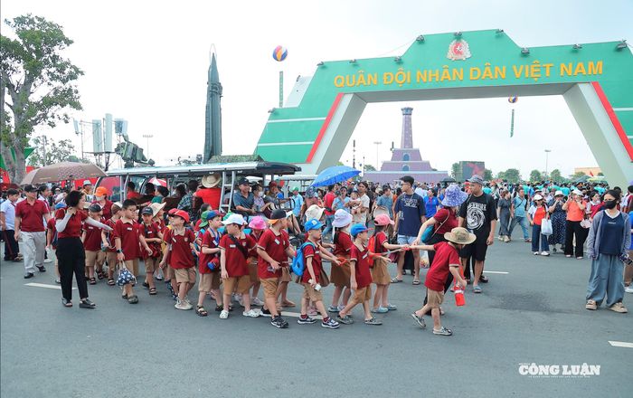 Do là ngày cuối cùng của Triển lãm thành tựu Đất nước nên lượng người đông hơn bình thường, đa số mọi người đến từ sớm để kịp giờ vào tham quan triển lãm.