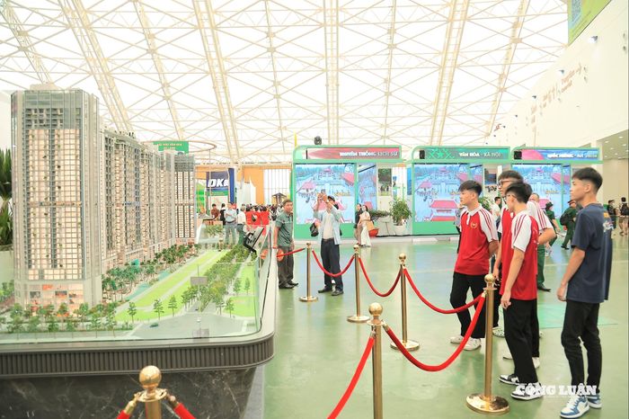 Các bạn trẻ thích thú với mô hình thu nhỏ của hệ thống chung cư tại Hà Nội.