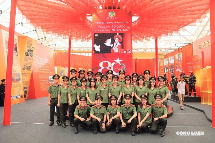 Các đồng chí công an chụp hình lưu niệm bên gian trưng bày của Bộ Công an.
