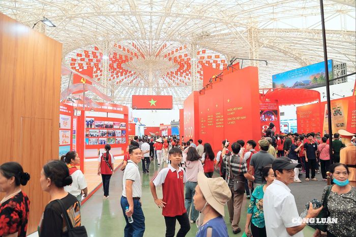Các gian trưng bày ken đặc, người dân hào hứng, phấn khích khi được tham quan tại không gian vô cùng rộng lớn.