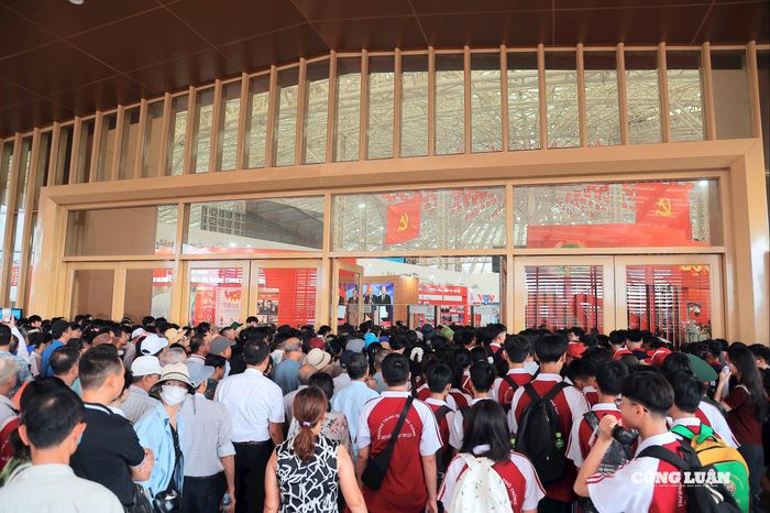 Trong số đó, các em học sinh nhiều trường Tiểu học, THCS, THPT, sinh viên... tại các tỉnh/ thành trên cả nước cũng được nhà trường tổ chức ngoại khóa đến tham quan, khám phá các không gian tại Triển lãm thành tựu Đất nước để hiểu hơn về tình hình phát triển của đất nước.