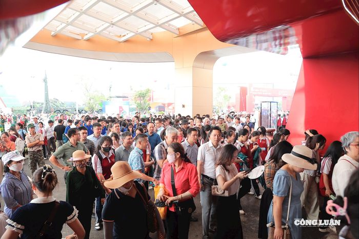 Ghi nhận tại khu vực sảnh 8, hàng nghìn người dân chờ giờ mở cửa vào tham quan triển lãm Thành tựu Đất nước. Đúng 9h sáng nay 15/9, Nhà triển lãm Kim Quy chính thức mở cửa đón hàng nghìn người dân vào tham quan tạo bầu không khí nhộn nhịp trong ngày cuối cùng của sự kiện trọng đại của đất nước.