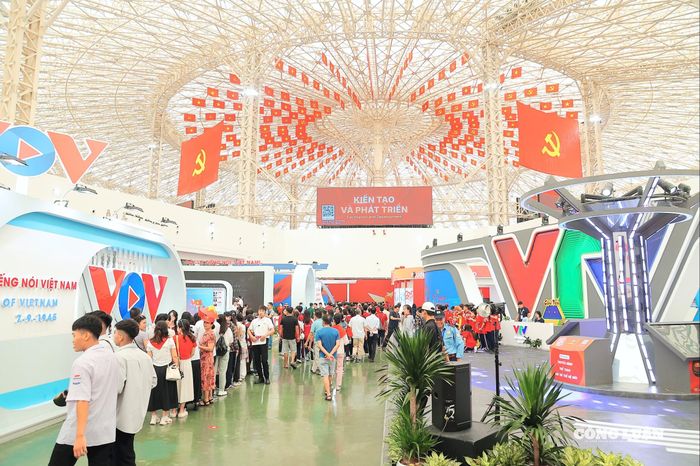 Các gian hàng của Đài Tiếng nói Việt Nam (Vov) và Đài Truyền hình Việt Nam (VTV) thu hút nhiều người dân tham quan, trong số đó các bạn trẻ đang theo học Ngành báo chí rất phấn khởi khi được khám phá trường quay của VTV và VOV ngoài đời thực.
