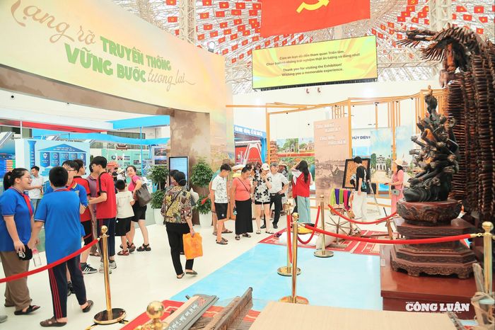 Nhiều không gian triển lãm khác cũng thu hút đông đảo người dân tham quan, mỗi một gian trưng bày là một nét văn hóa vùng miền riêng biệt, tạo điểm nhấn cho Triển lãm Thành tựu Đất nước.