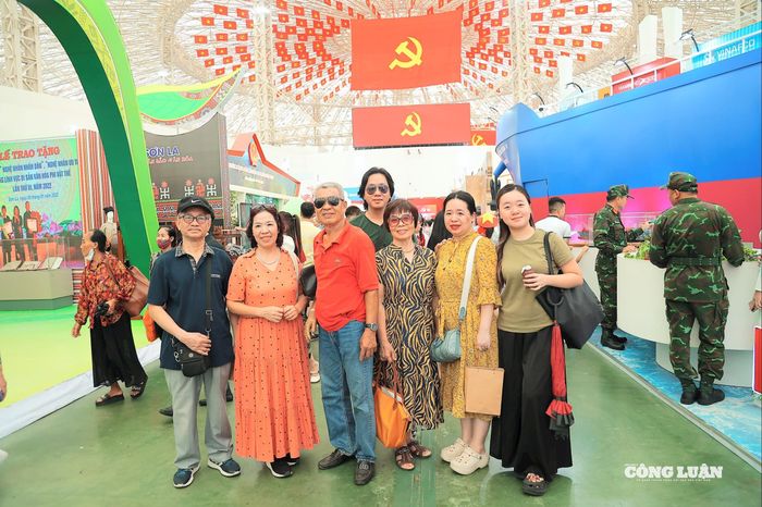 Người dân chụp hình lưu niệm tại Nhà triển lãm Kim Quy.