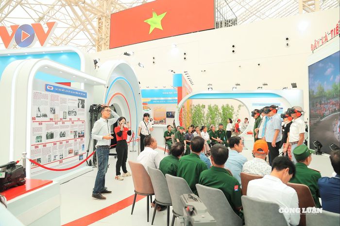 Các cựu chiến binh trải nghiệm kính thực tế ảo tại gian triển lãm của VOV, giúp khơi gợi lại ký ức hào hùng thời kháng chiến bảo vệ đất nước.