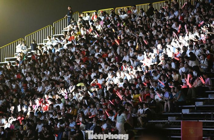  Ngay từ sớm, sân khấu concert đã đông kín người. Concert không bán vé, chỉ phát hành vé mời. 