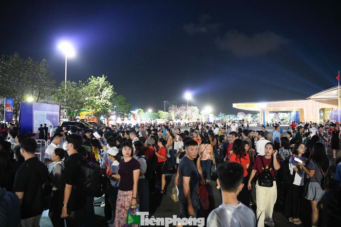  Đặc biệt, concert có tiết mục với sự tham gia của đại diện các lực lượng tham gia diễu hành trong đại lễ kỷ niệm 80 năm Cách mạng tháng Tám và Quốc khánh 2/9 vừa qua, cùng với đoàn nghi lễ của Quân đội và Công an… 