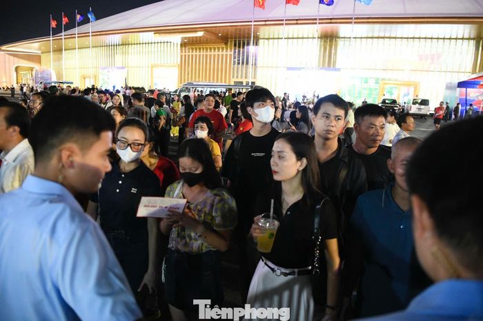  Chương trình có sự góp mặt của các nghệ sĩ: NSƯT Đăng Dương, NSƯT Việt Hoàn, Thu Minh, Tùng Dương, Hồ Ngọc Hà, Hoàng Thùy Linh, Bảo Anh… thu hút rất đông khán giả tham gia. 