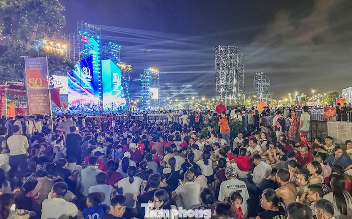  Tại concert hàng nghìn khán giả được thưởng thức loạt tác phẩm như Ca ngợi Tổ quốc, Đường đến đỉnh vinh quang, Nỗi đau giữa hòa bình, Tiến dưới bước quân kỳ, Nhà tôi có treo một lá cờ, Made in Việt Nam... 