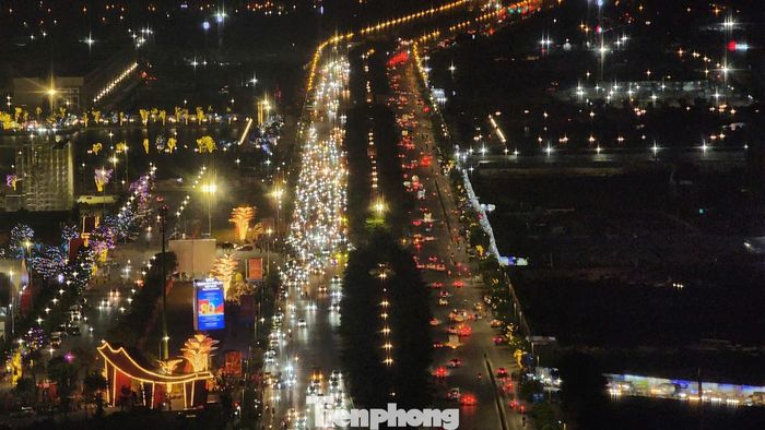  Giao thông bên ngoài khu vực Trung tâm Triển lãm Quốc gia ghi nhận tình trạng ùn tắc nhẹ. Theo đó, lực lượng chức năng đã thực hiện phân luồng giao thông ngay chân cầu Đông Trù hướng từ trung tâm thành phố về Trung tâm triển lãm. Ảnh: Đức Nguyễn. 