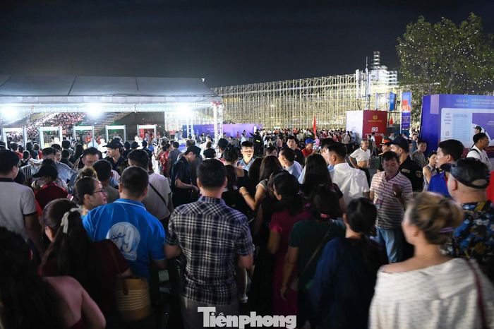  Concert đón khoảng 10.000 khán giả trong tối 15/9. 