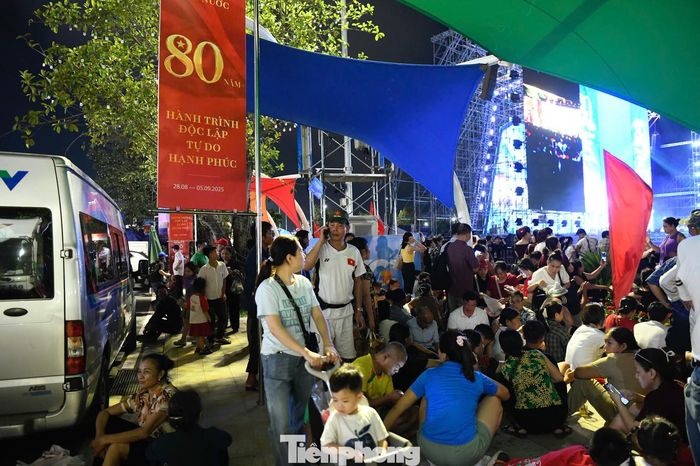  Nhiều người cũng chia sẻ họ đến Trung tâm Triển lãm Quốc gia không chỉ để thưởng thức chương trình nghệ thuật đặc sắc mà còn mong muốn thưởng thức màn pháo hoa nghệ thuật đặc biệt khép lại Triển lãm thành tựu đất nước. 